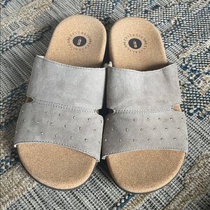 Revitalign women’s Lucy stud slide sandal. Almond buff size 6.